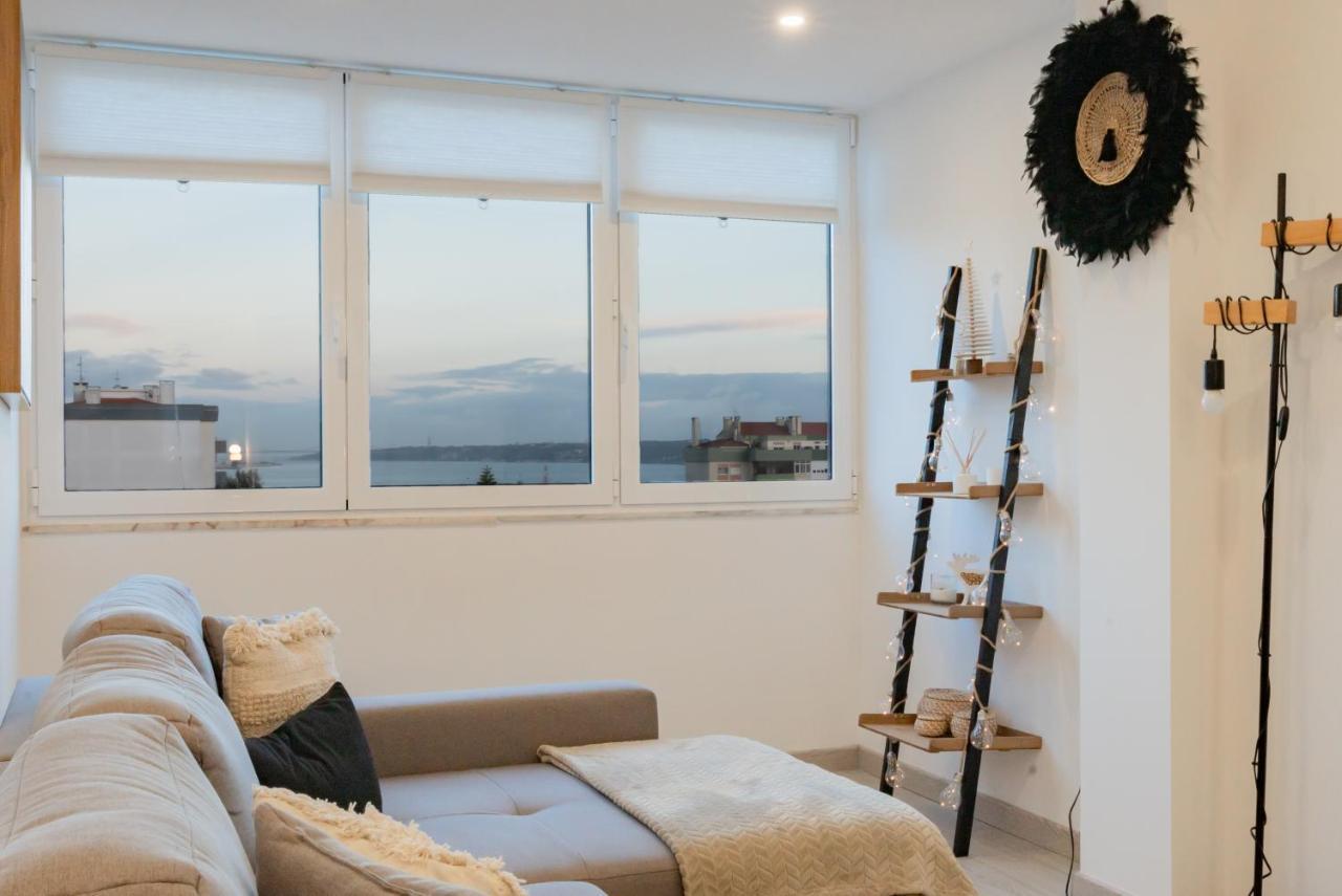 Stylish Apartment W/ River View By Lovelystay โอเอรัช ภายนอก รูปภาพ