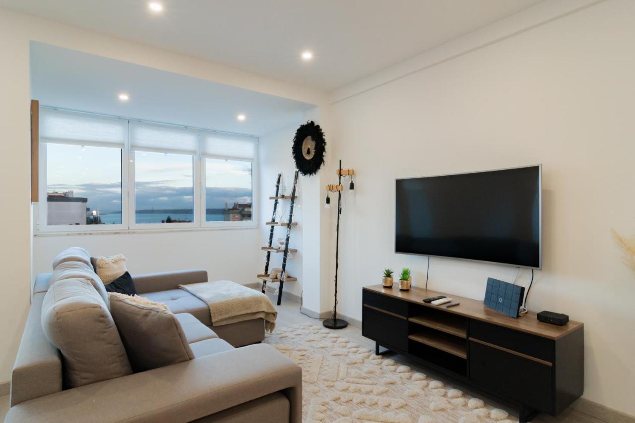 Stylish Apartment W/ River View By Lovelystay โอเอรัช ภายนอก รูปภาพ
