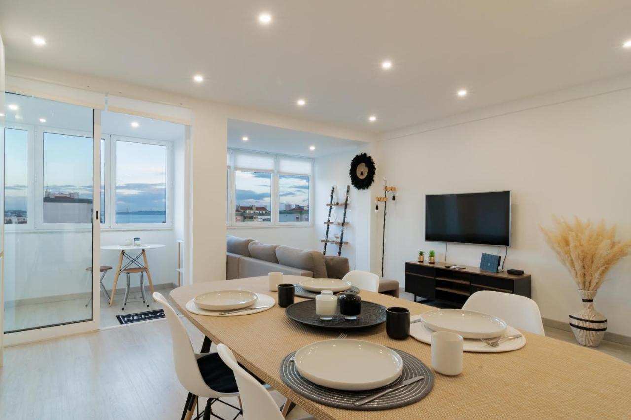 Stylish Apartment W/ River View By Lovelystay โอเอรัช ภายนอก รูปภาพ